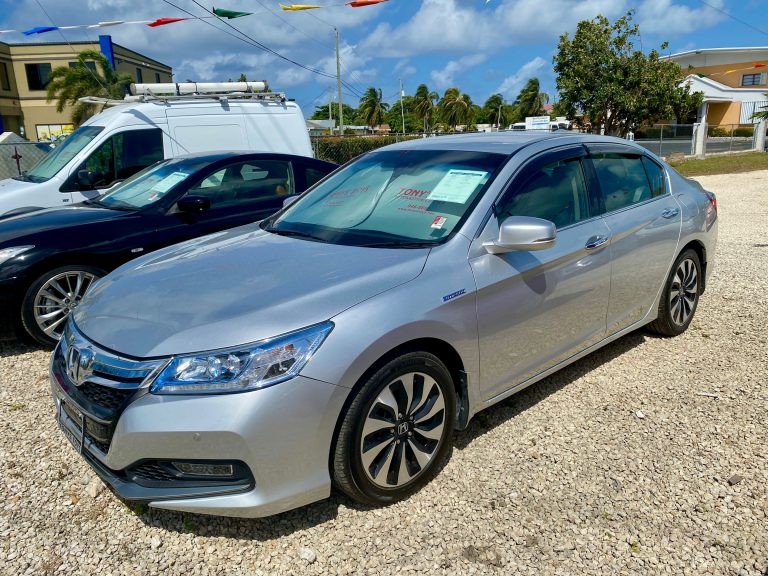 What are the benefits of a hybrid or electric car?